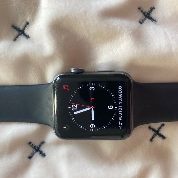 Apple Watch Series 3 - 42 mm - Space Grey Aluminum - Black Band - Picture 3 of 8